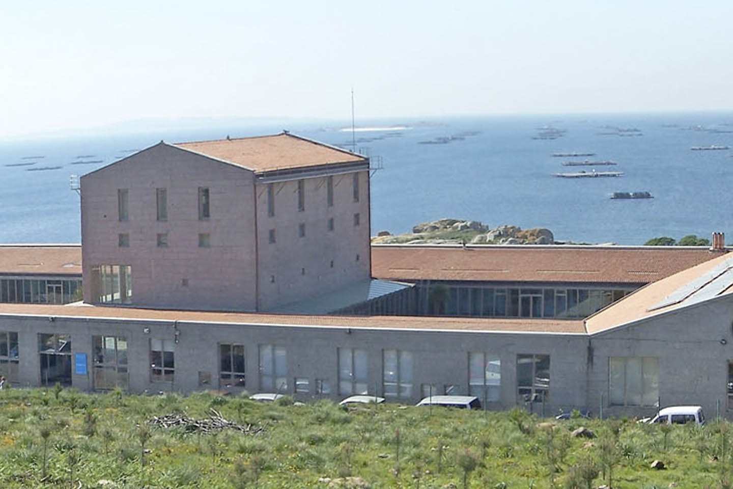 edificio de Igafa delante de la ría de Vigo