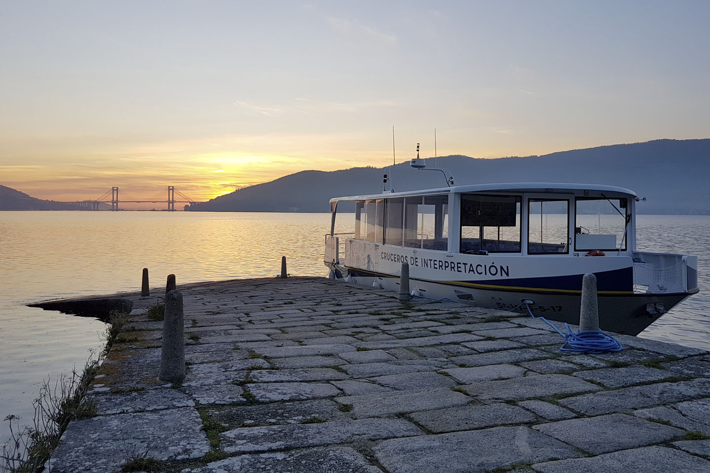 vista de la ria de vigo con el barco de Ocean Secrets